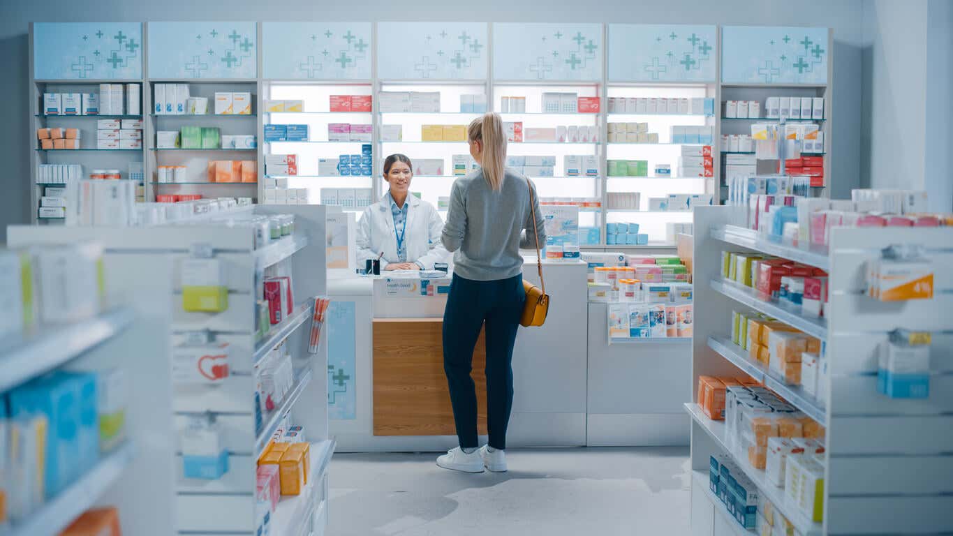 Mujer compra en farmacia.
