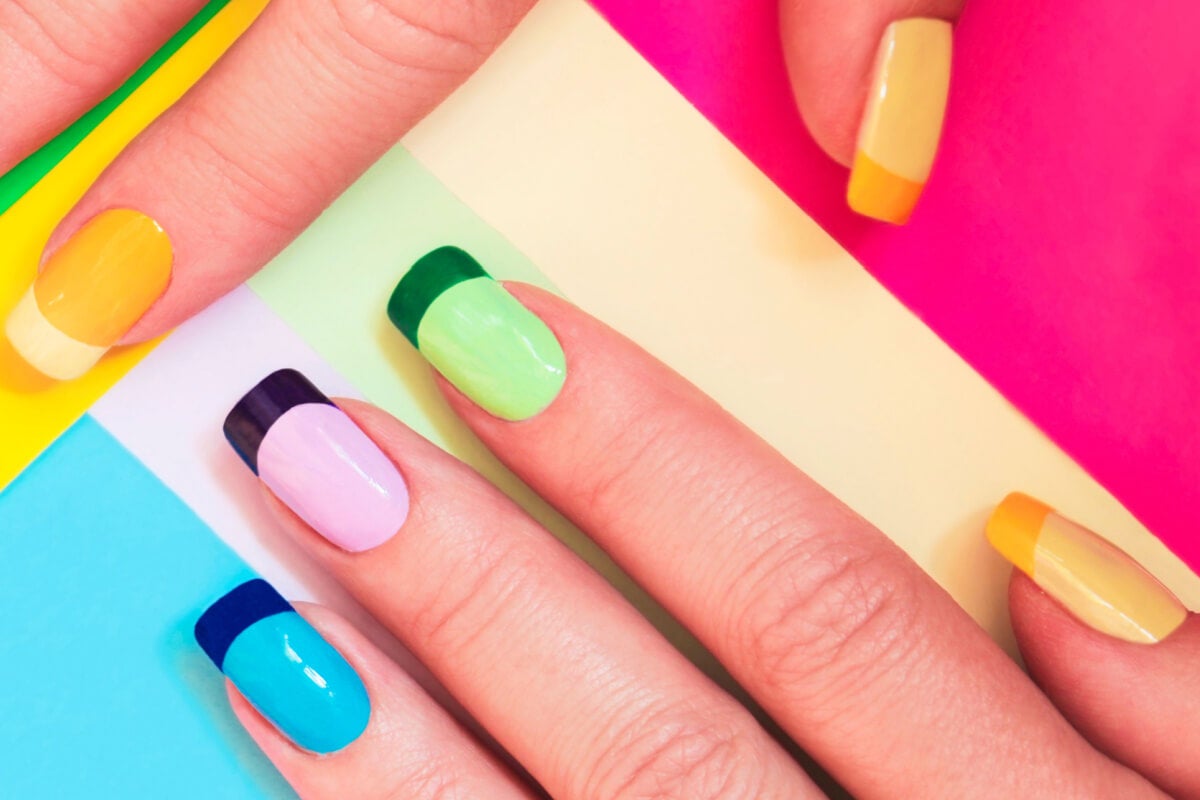 Uñas multicolor.