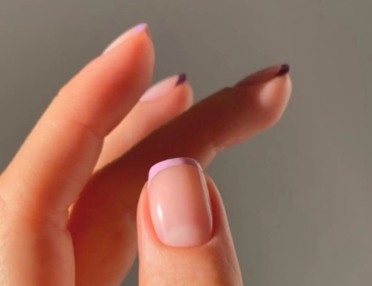 Uñas punta lila.