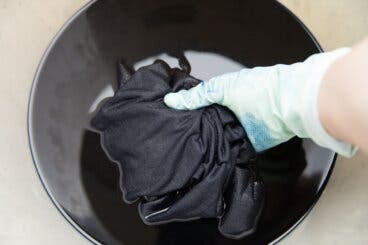 Consejos fáciles e infalibles para recuperar el color negro de la ropa