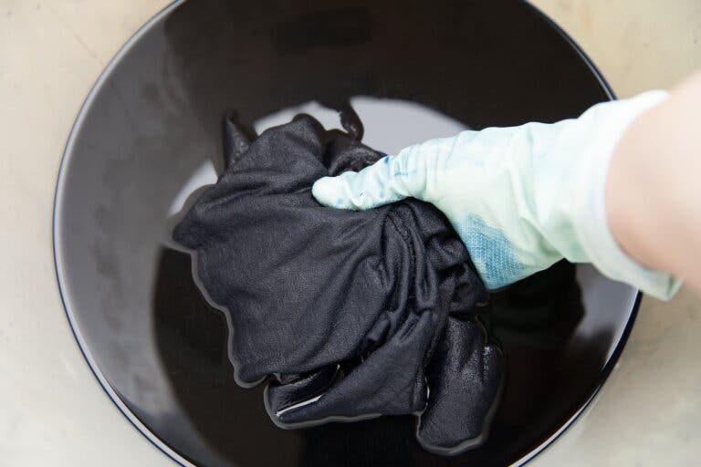 Consejos fáciles e infalibles para recuperar el color negro de la ropa