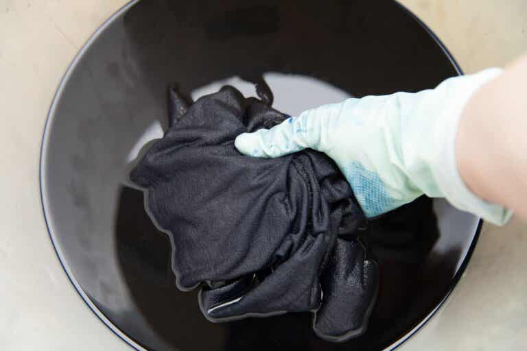 Consejos fáciles e infalibles para recuperar el color negro de la ropa