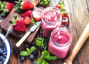 Prepara este «smoothie» de rúcula, frutos rojos y jengibre para comenzar un día saludable