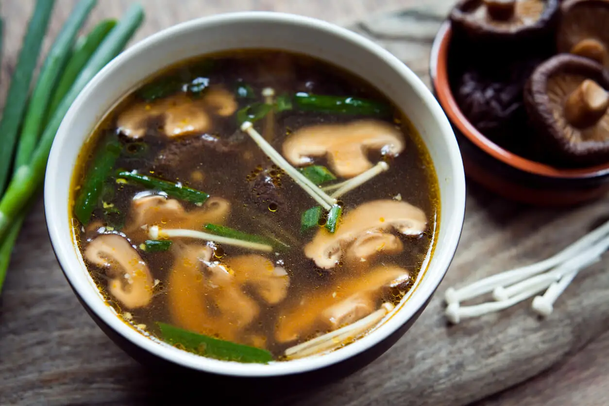 Sopa de hongos shiitake