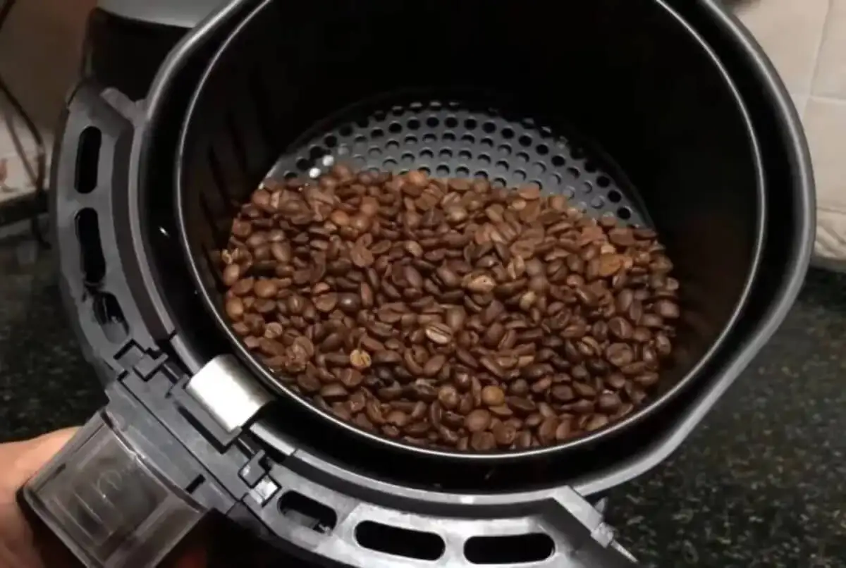 Grãos de café na fritadeira.