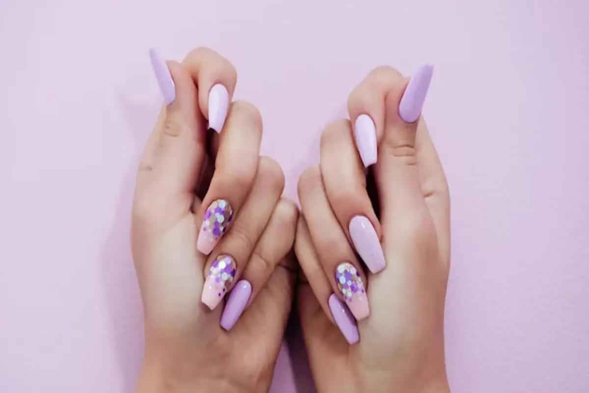 uñas largas pastel lila y rosa con burbujas