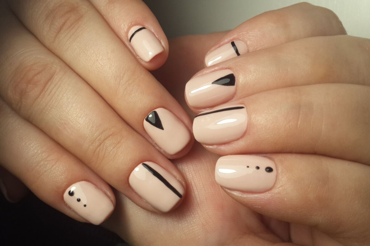 Uñas minimalistas.