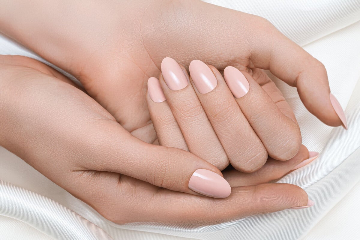 Uñas nude.