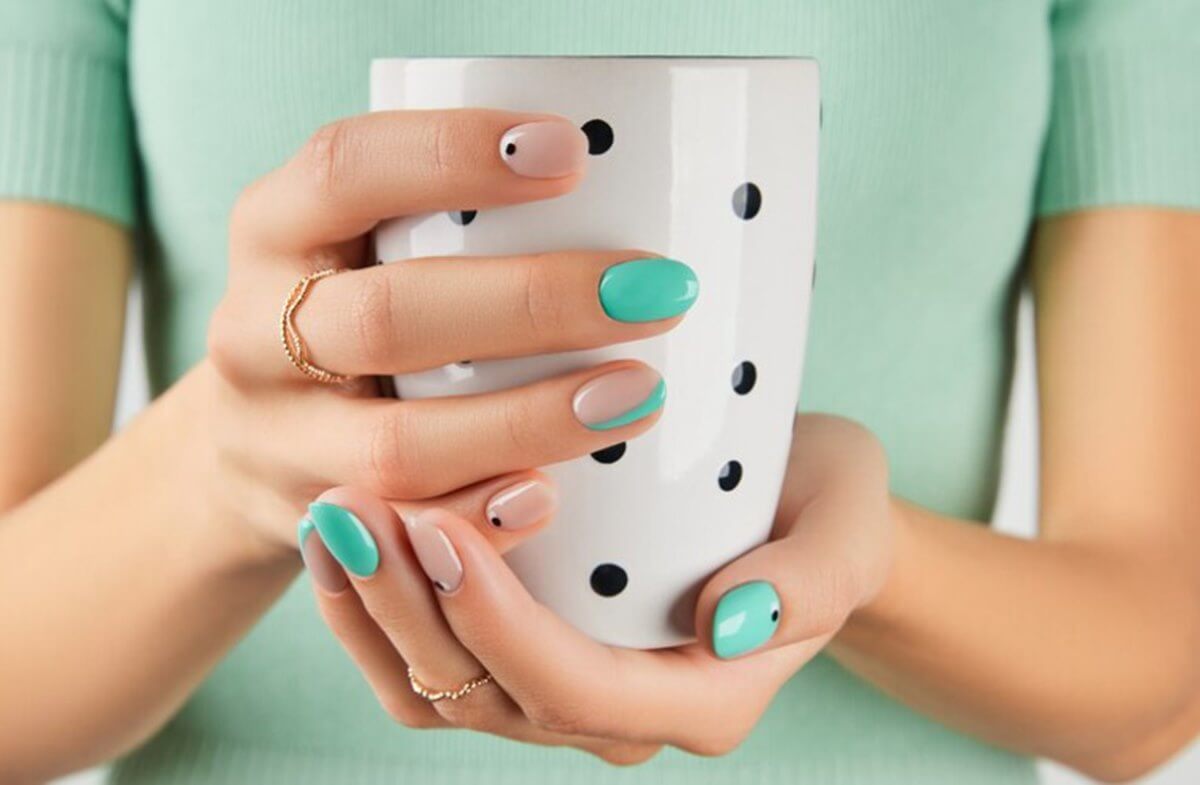 uñas pastel con dots negros