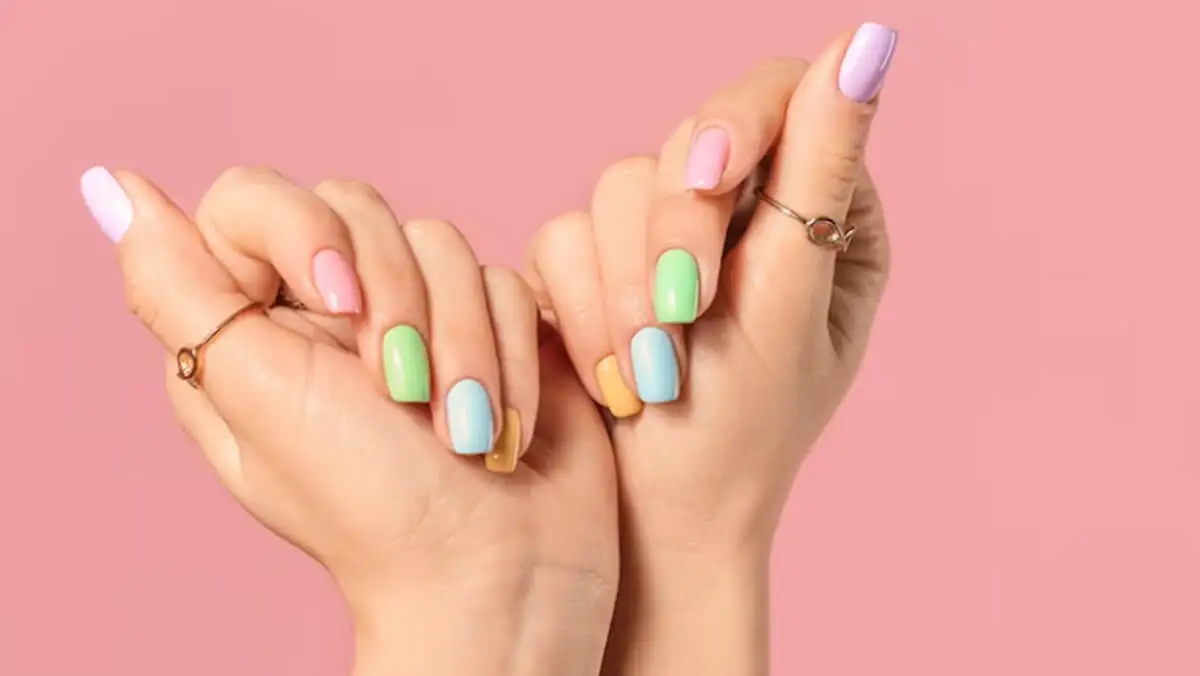 uñas pastel multicolor