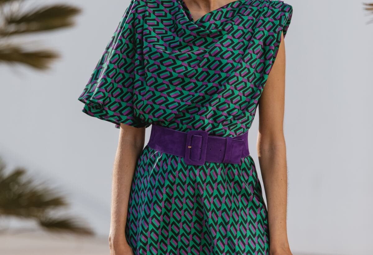 Vestido midi con cinturon.