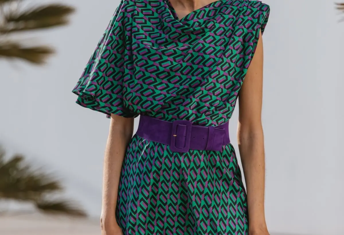 Vestido midi con cinturon.