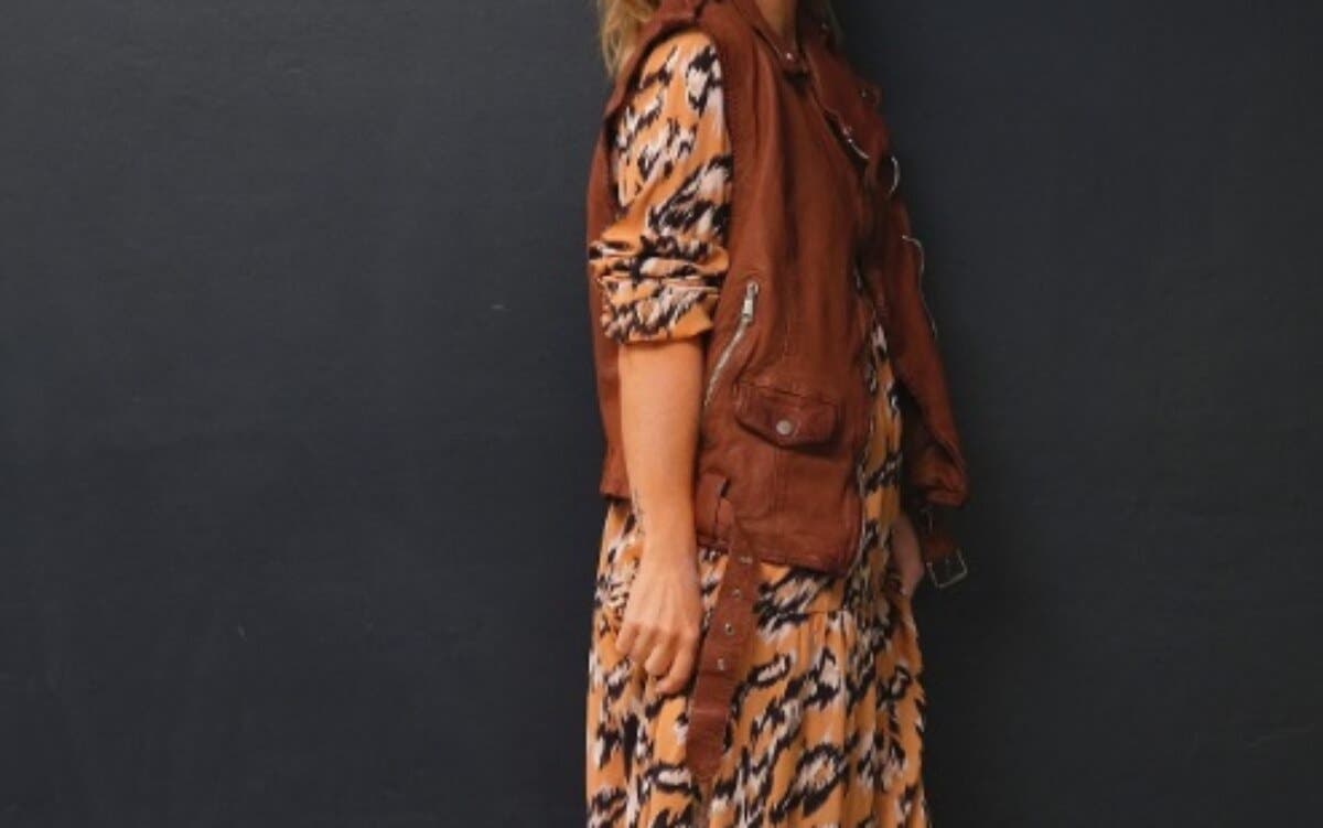 Vestido midi con chaleco.