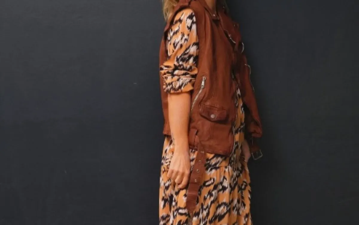 Vestido midi con chaleco.