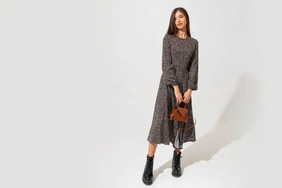 Vestido midi con botas biker.