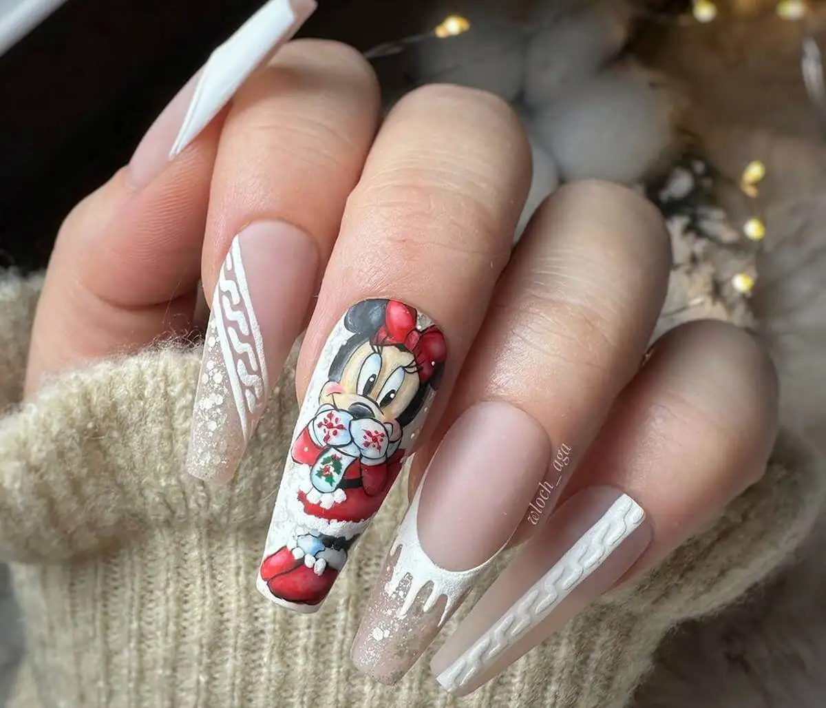 Uñas navideñas con efecto velvet y print de Disney