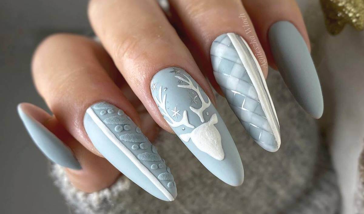 Uñas almendradas velvet con renos