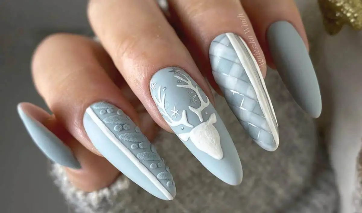 Uñas almendradas velvet con renos