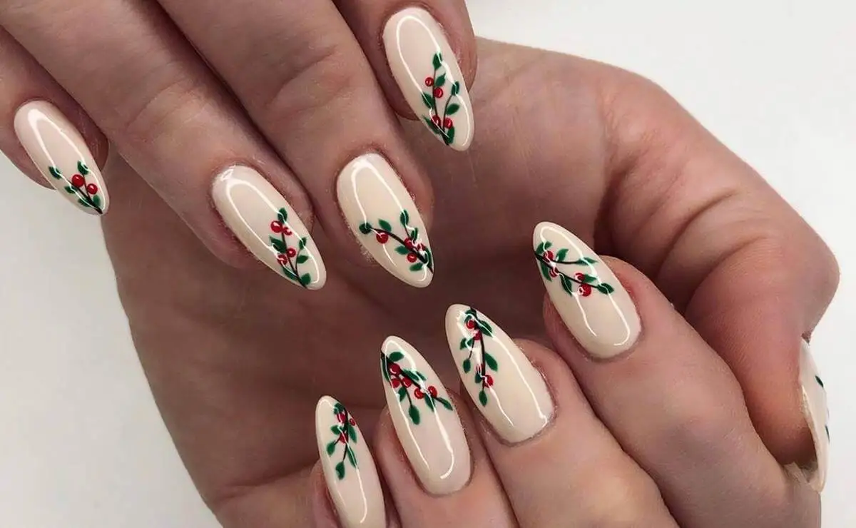 Uñas almendradas con cherrys