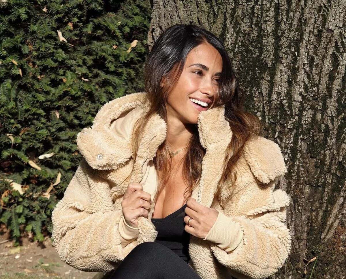 Antonela Roccuzzo viste una chaqueta estilo «teddy bear».