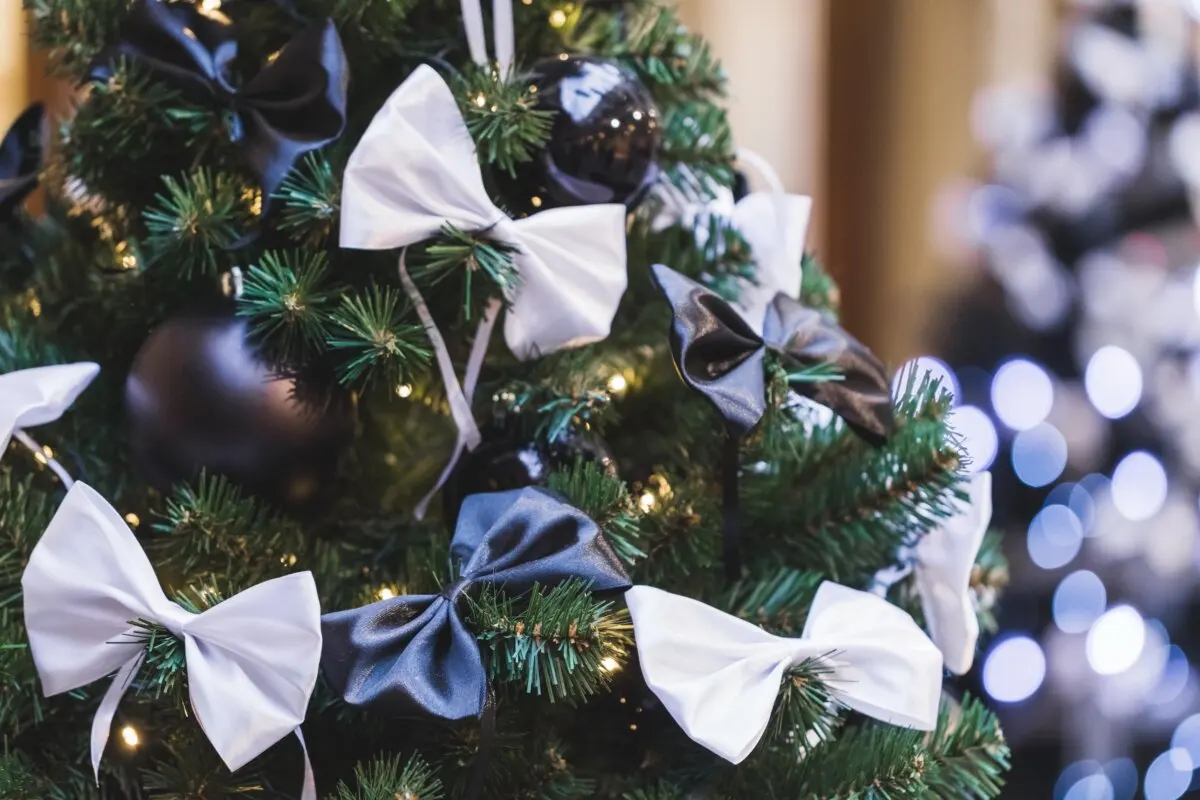 Decorar árbol de Navidad con moños