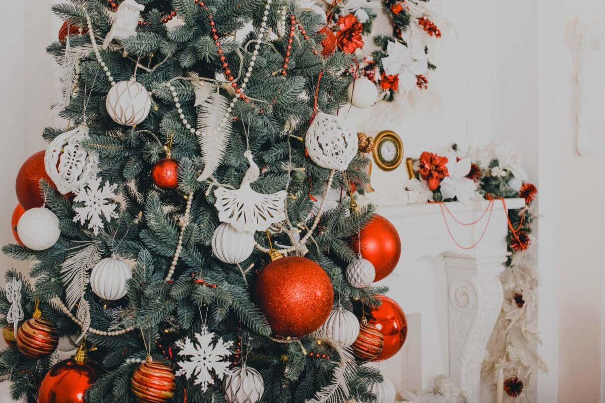 Decoración con grises y rojos para árbol de Navidad