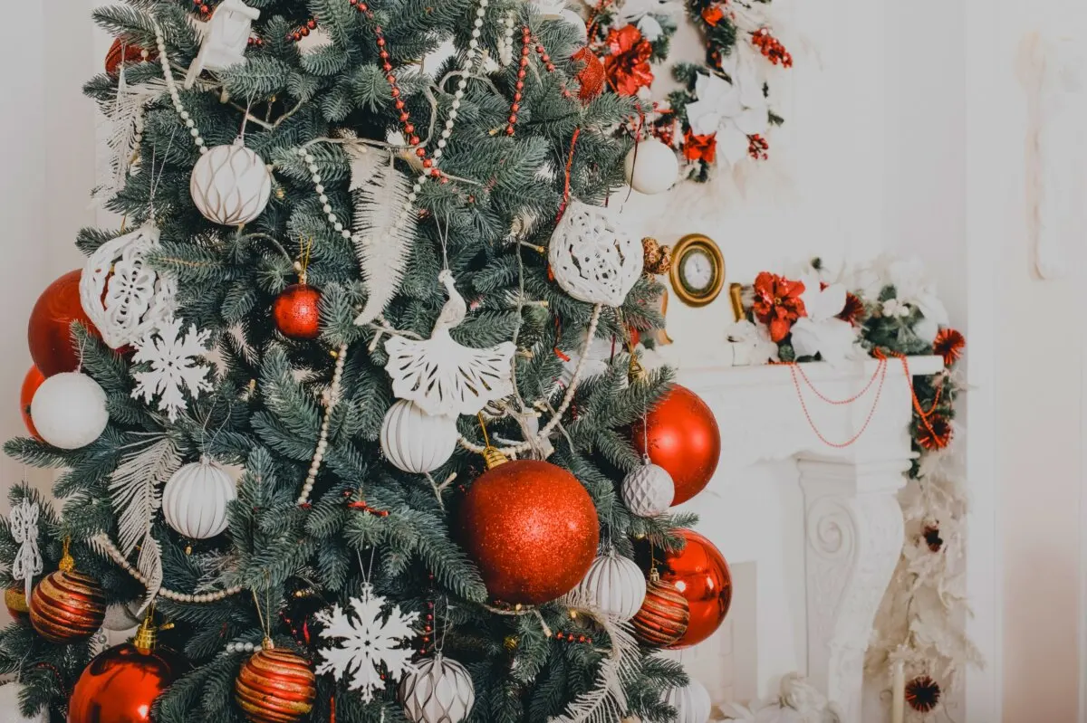Decoración con grises y rojos para árbol de Navidad