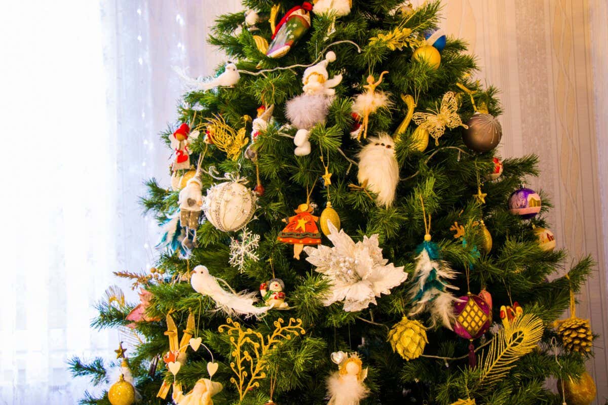 Árbol de Navidad decorado con juguetes