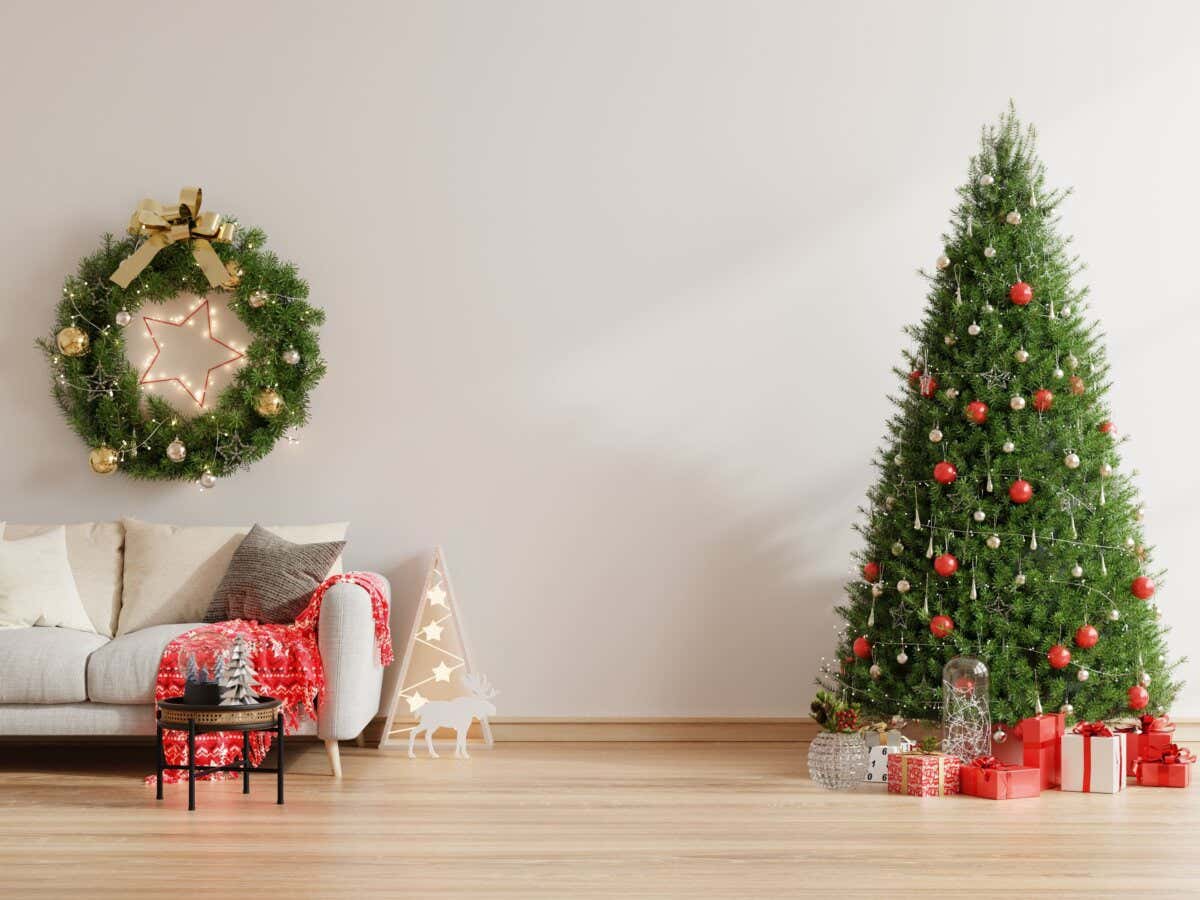Decoración minimalista en árbol de Navidad