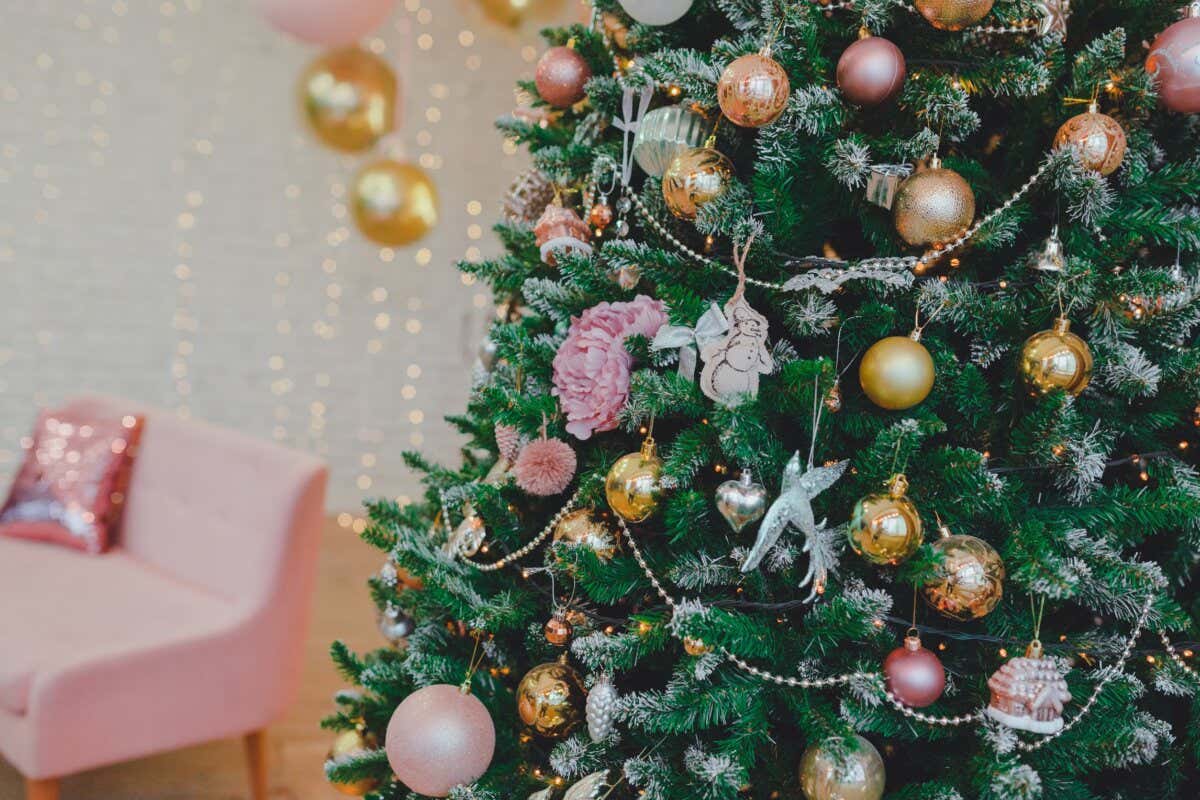 Decorar con estilo rosa el árbol de Navidad