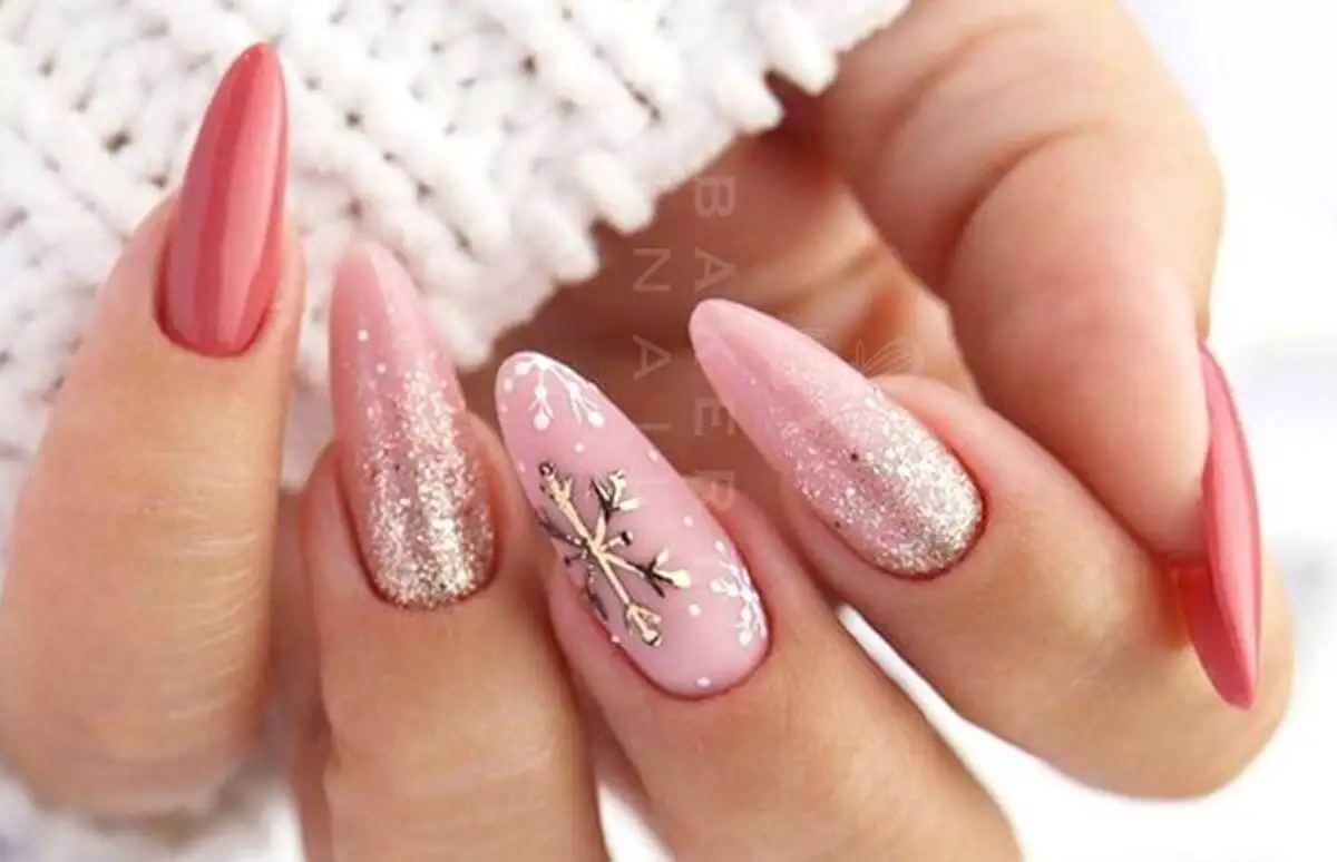 Uñas navideñas rosas
