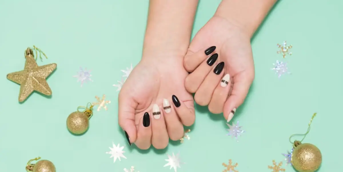 uñas blanco y negro