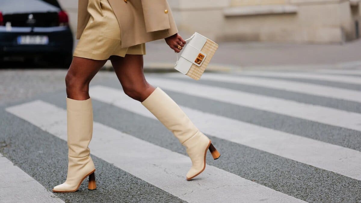 Mujer con botas de caña media-alta.