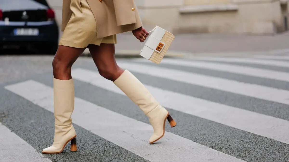 Mujer con botas de caña media-alta.