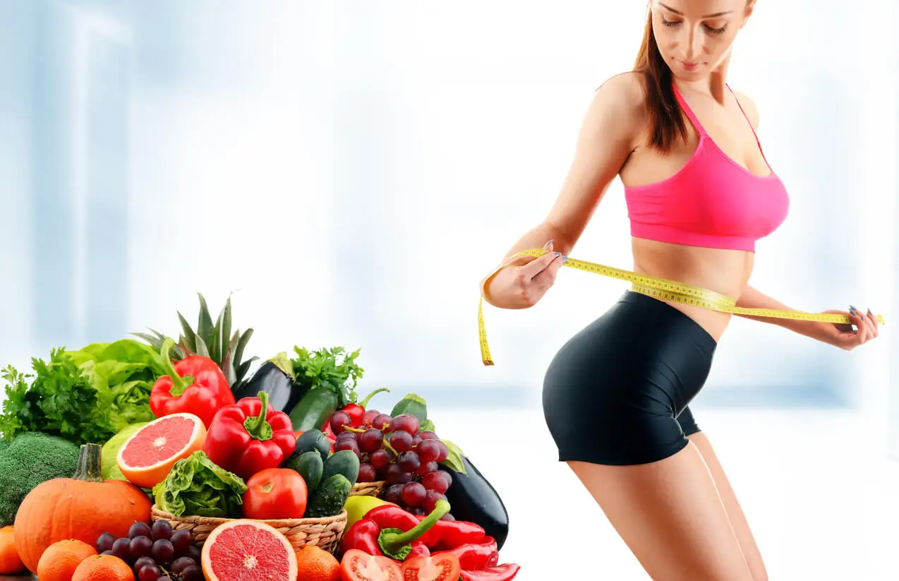 Mujer que come para acelerar su metabolismo.