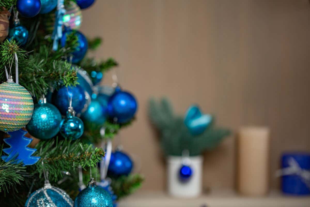 Azul en la decoración de árbol de Navidad