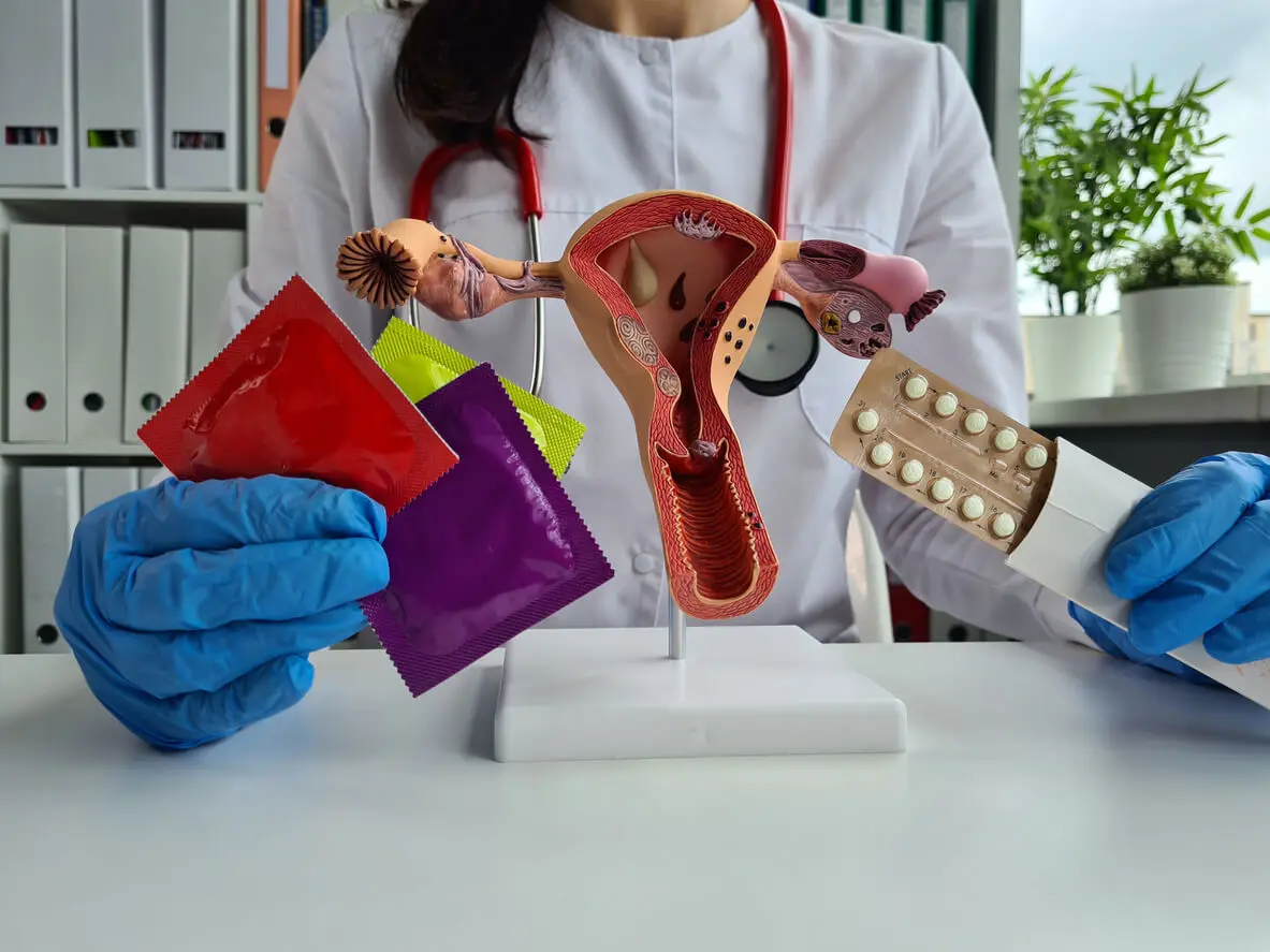 Médica muestra preservativos