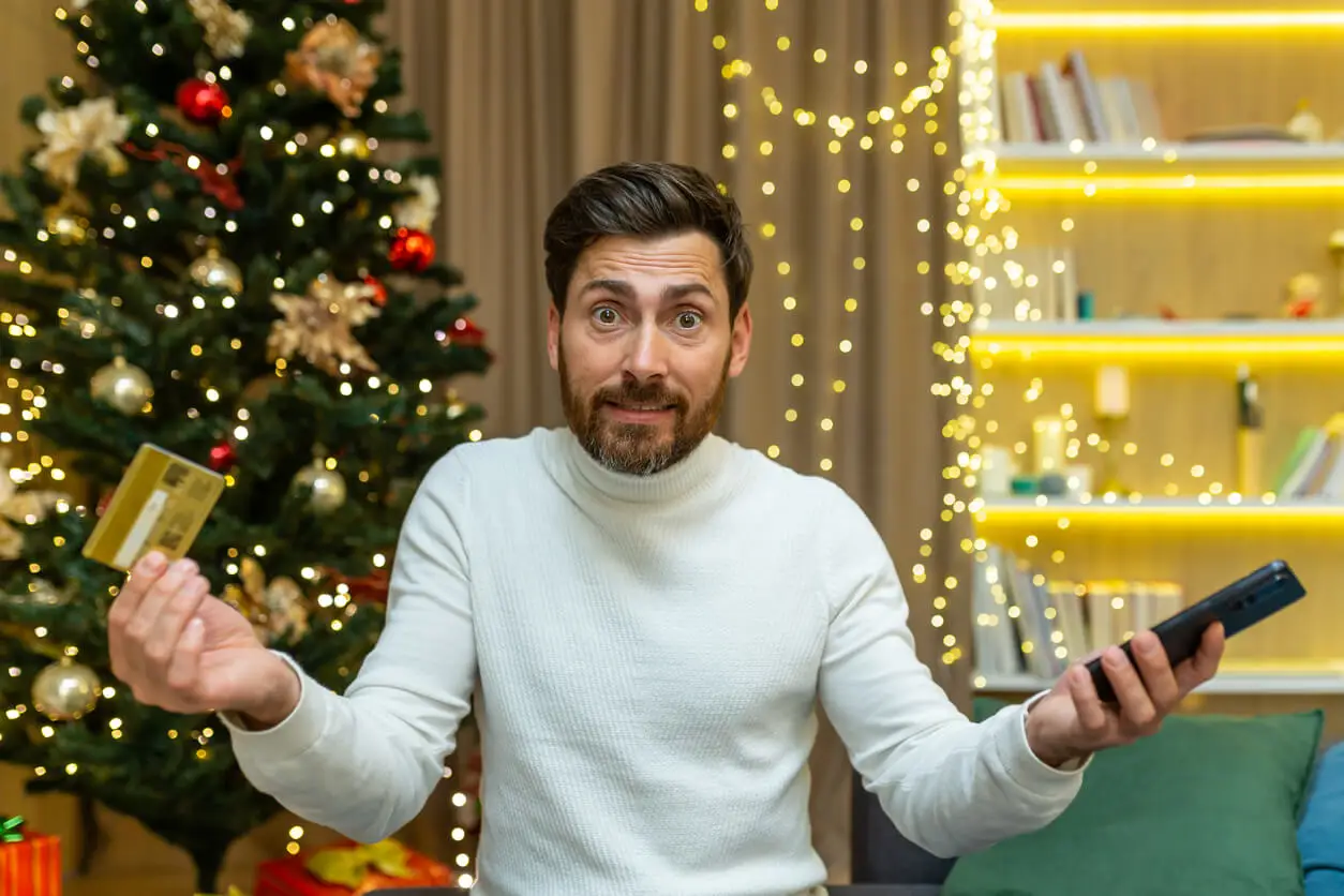 Hombre estresado en Navidad.