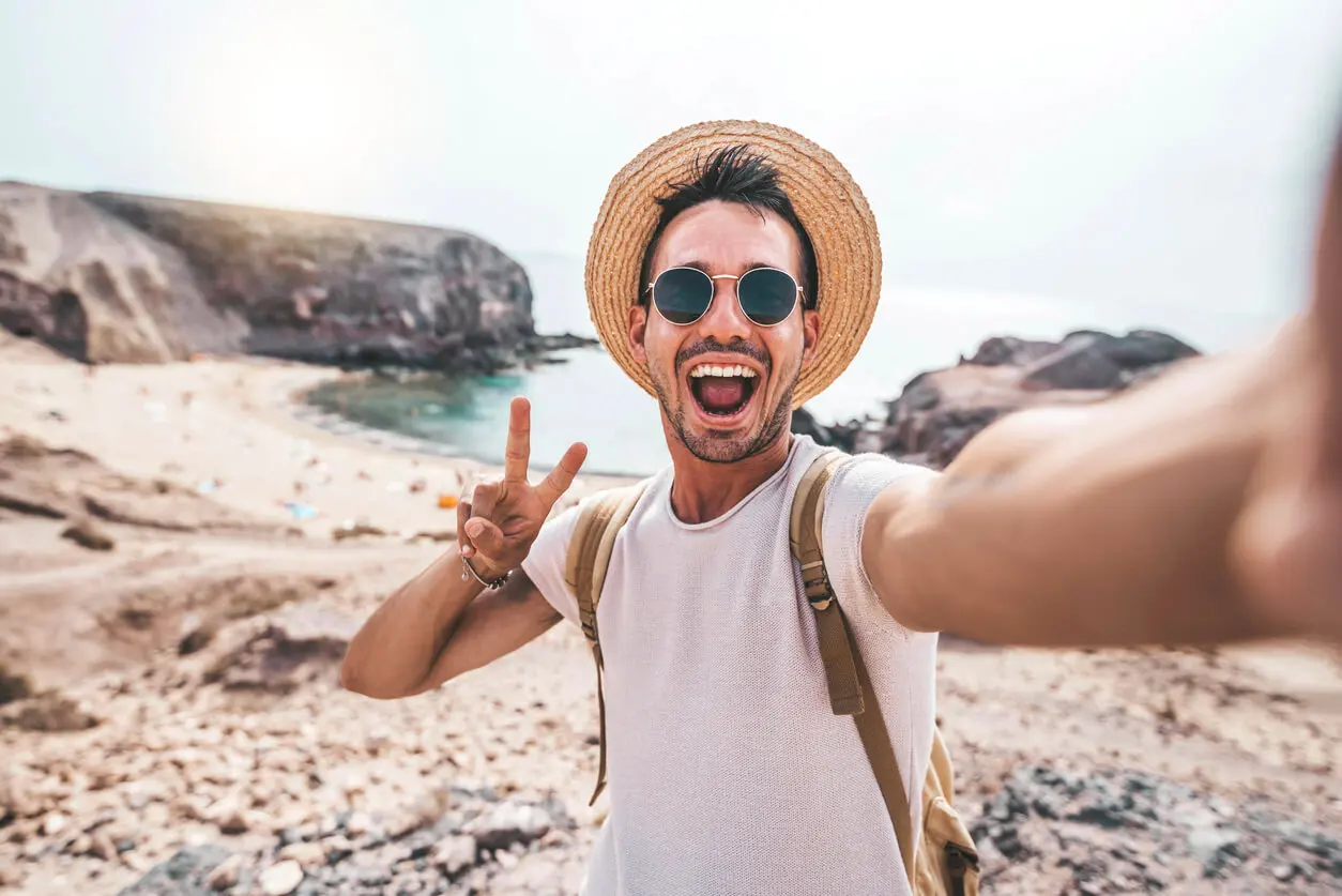 Hombre se saca selfie de vacaciones.