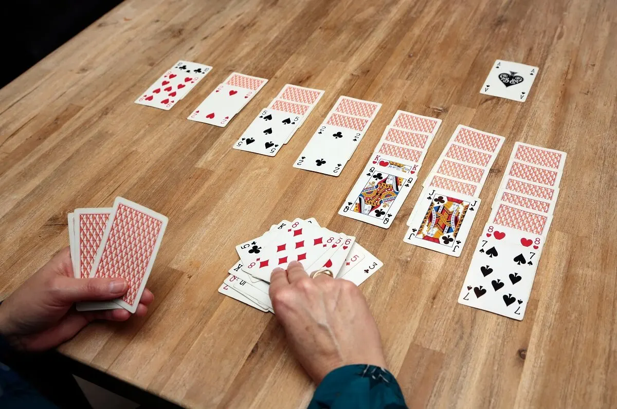 Solitario, uno de los juegos para fortalecer la memoria