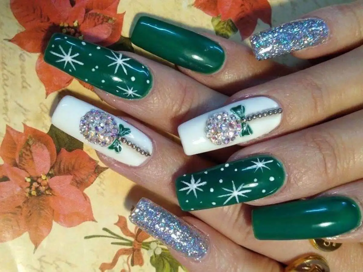 Uñas navideñas verdes con borlas