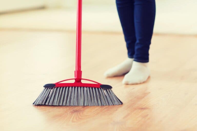 Cómo limpiar la escoba para mantenerla sin pelos ni residuos