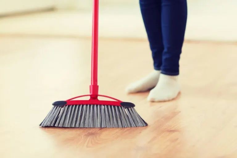 Cómo limpiar la escoba para mantenerla sin pelos ni residuos