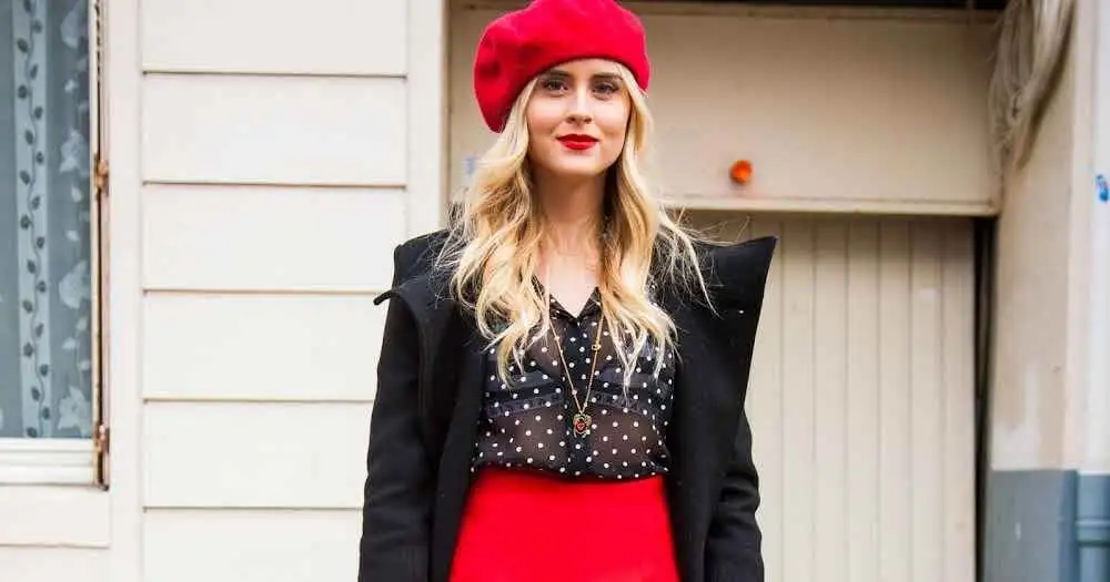 Mujer con un gorro rojo.
