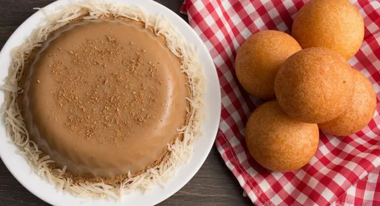 Natilla colombiana junto a un plato de buñuelos.