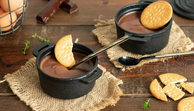 Natilla con chocolates.