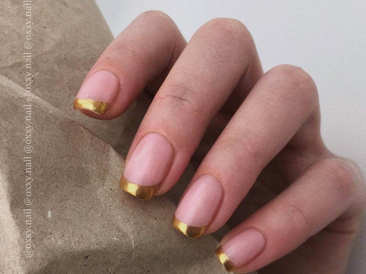 Uñas francesas con puntas doradas