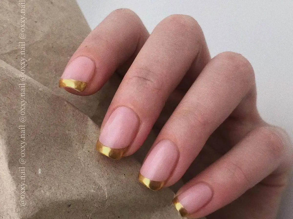 Uñas francesas con puntas doradas