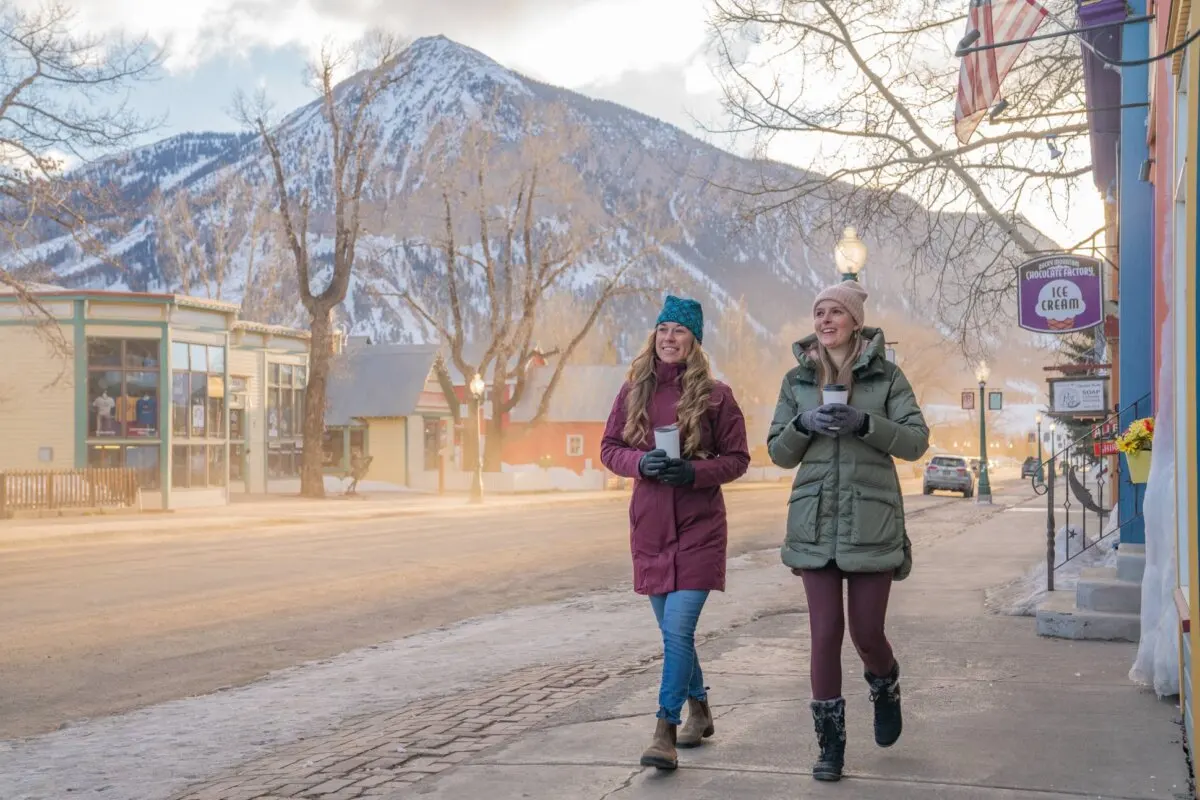 Mujeres caminando con parkas.