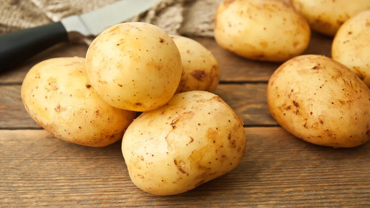Patatas sin pelar.